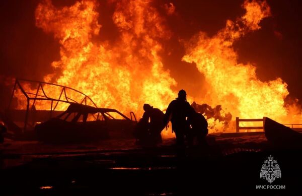Тушение пожара на АЗС на окраине Махачкалы