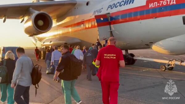 Самолет Ил-76ТД МЧС России готовится к вылету для санитарной эвакуации пострадавших в результате взрыва в здании автосервиса в Махачкале