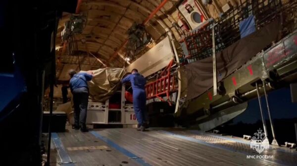 Загрузка медицинского оборудования на борт самолета Ил-76ТД МЧС России, готовящегося к вылету для санитарной эвакуации пострадавших в результате взрыва в здании автосервиса в Махачкале