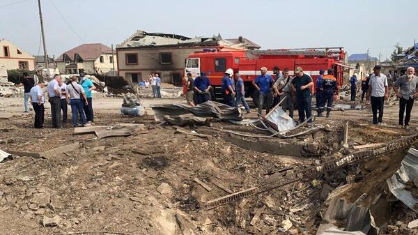 Сотрудники МЧС работают на месте взрыва автосервиса в Махачкале