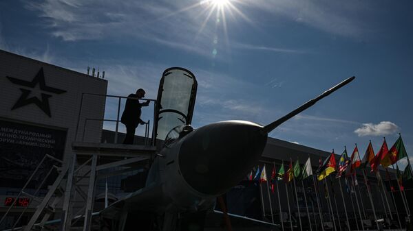 Посетитель у истребителя МиГ-35 на Международном военно-техническом форуме АРМИЯ-2023 в Конгрессно-выставочном центре Патриот