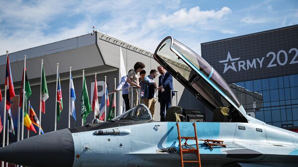 Посетители у истребителя МиГ-35 на Международном военно-техническом форуме АРМИЯ-2023
