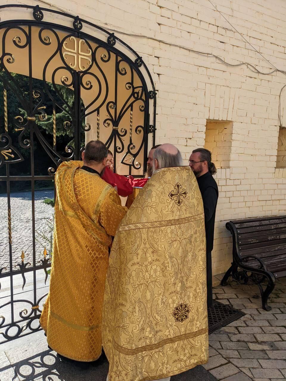 Прихожане лаврского храма Живоносный источник причащаются через решетку - РИА Новости, 1920, 15.08.2023