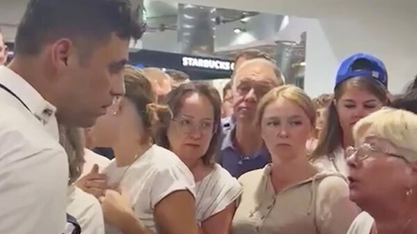 Российские туристы в ожидании задержанного рейса в аэропорту Антальи