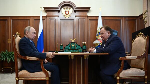 Президент РФ Владимир Путин и глава Республики Ингушетия Махмуд-Али Калиматов во время встречи 