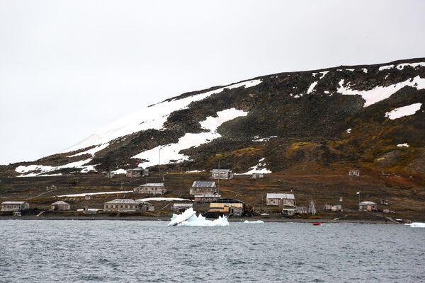 Комплекс строений полярной станции в бухте Тихая на острове Гукера в составе архипелага Земля Франца-Иосифа