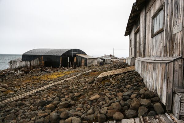 Комплекс строений на полярной станции Бухта Тихая на острове Гукера в составе архипелага Земля Франца-Иосифа