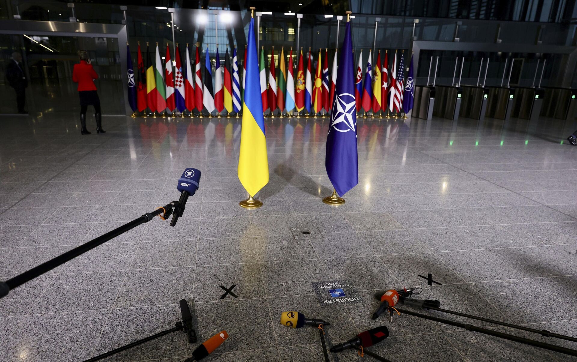 Флаги Украины и НАТО в штаб-квартире организации в Брюсселе - РИА Новости, 1920, 12.02.2024
