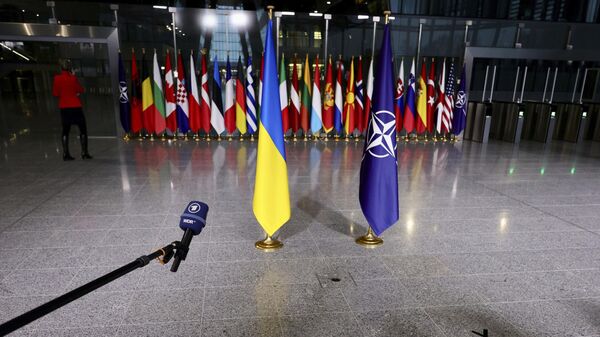 Флаги Украины и НАТО в штаб-квартире организации в Брюсселе. Архивное фото