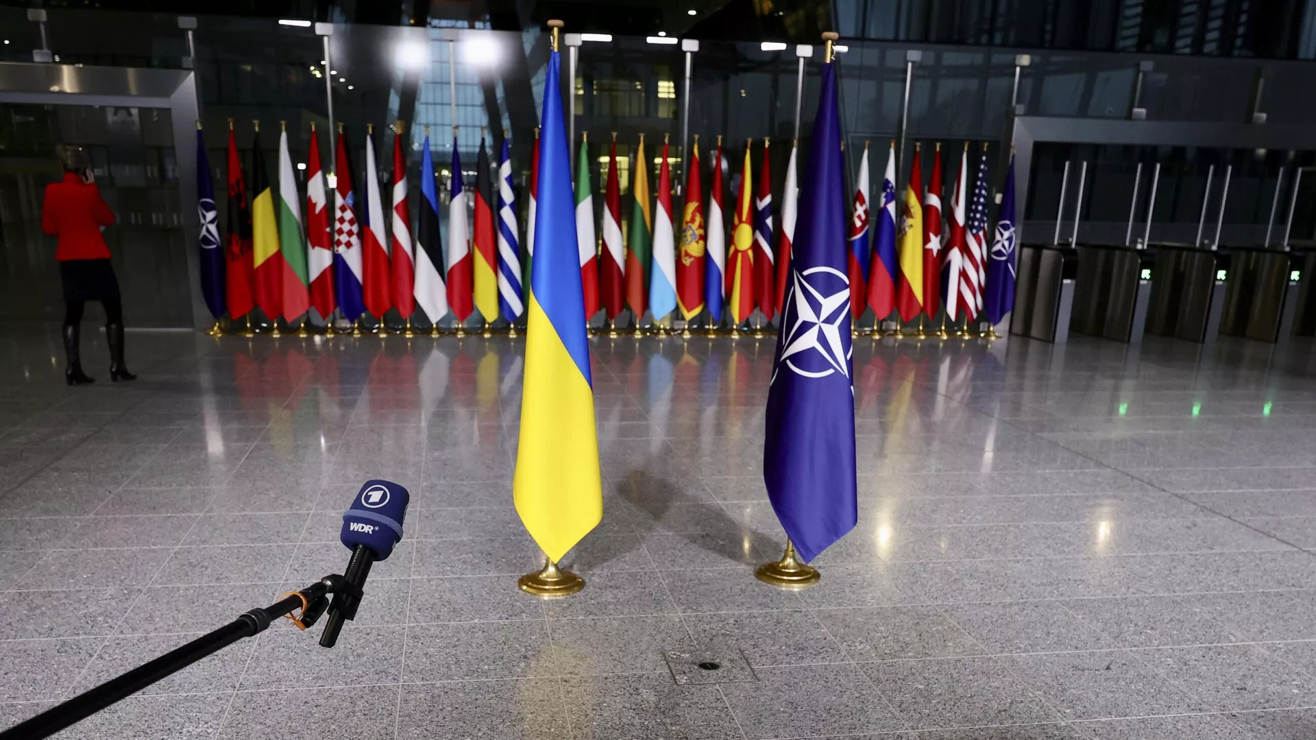 Флаги Украины и НАТО в штаб-квартире организации в Брюсселе - РИА Новости, 1920, 14.09.2023