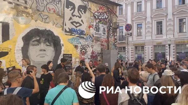 Поклонники творчества Виктора Цоя собираются у памятной стены на Арбате. Кадр видео