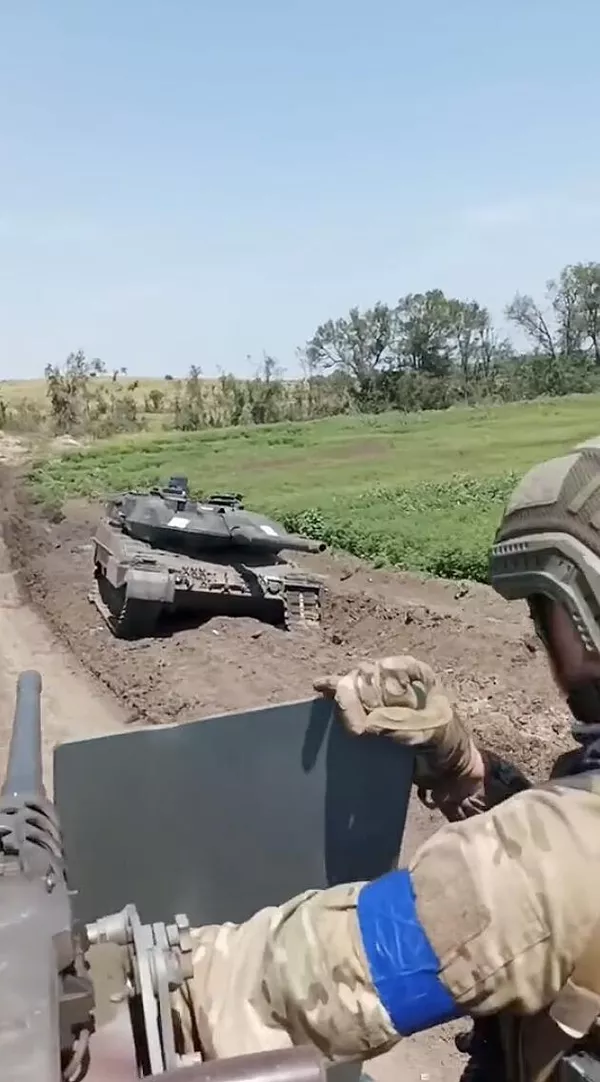 Один из подбитых танков Леопард, попавших на видео, снятое украинскими солдатами