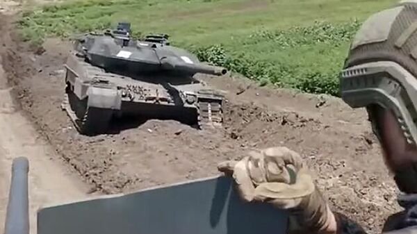 Один из подбитых танков Леопард, попавших на видео, снятое украинскими солдатами