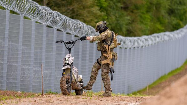 Сотрудник Государственной пограничной службы патрулирует латвийско-белорусскую границу