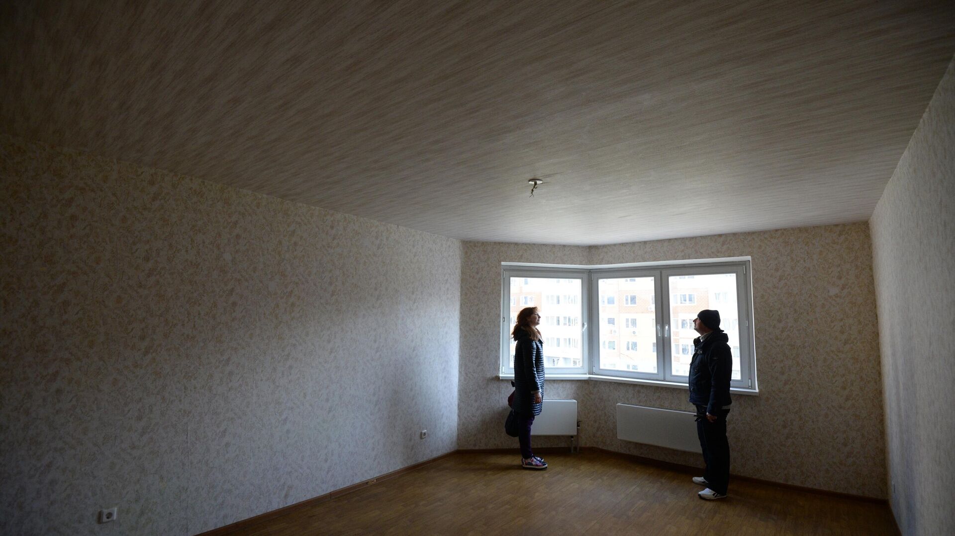 Мужчина и женщина осматривают свою квартиру - РИА Новости, 1920, 21.08.2023