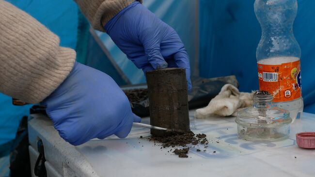Зачистка и обработка образца мерзлого грунта из керна скважины