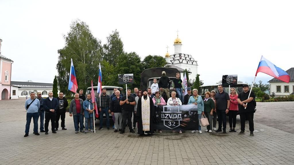 Брянская епархия организовала передачу бойцам СВО автомобилей и гуманитарного груза - РИА Новости, 1920, 16.08.2023