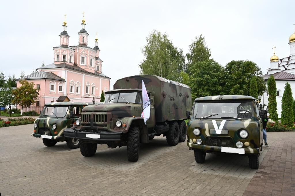 Брянская епархия организовала передачу бойцам СВО автомобилей и гуманитарного груза - РИА Новости, 1920, 16.08.2023