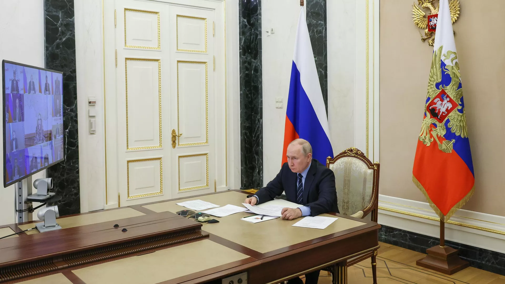 Президент РФ Владимир Путин проводит совещание с членами правительства РФ Президент РФ Владимир Путин проводит совещание с членами правительства РФ - РИА Новости, 1920, 25.10.2023
