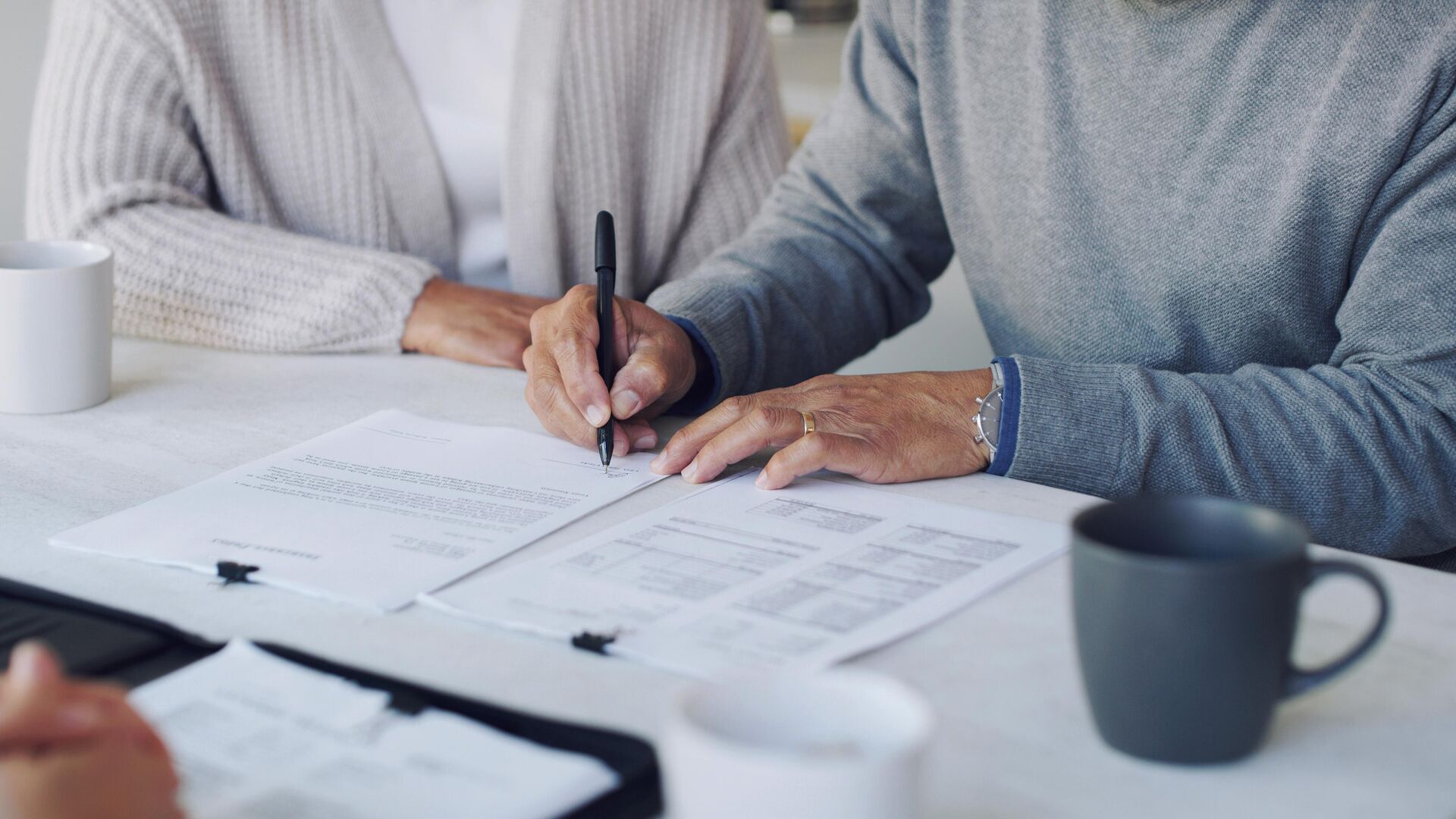 Мужчина и женщина подписывают договор - РИА Новости, 1920, 31.12.2021