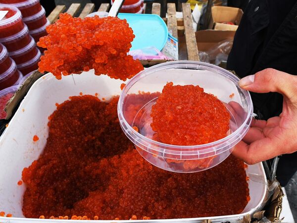Продажа красной икры на продовольственной ярмарке Продажа красной икры на продовольственной ярмарке