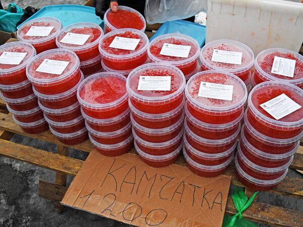 Продажа красной икры на продовольственной ярмарке Продажа красной икры на продовольственной ярмарке