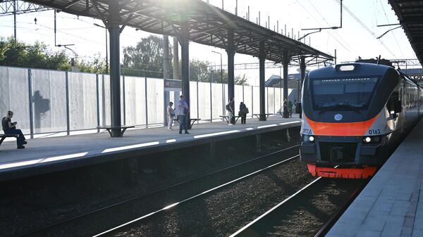 Поезд прибывает на станцию Косино третьего Московского центрального диаметра
