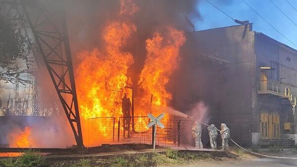 Тушение пожара на территории завода Красный Октябрь в Волгограде 