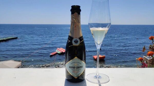 Шампанское на пляже Abrau Beach