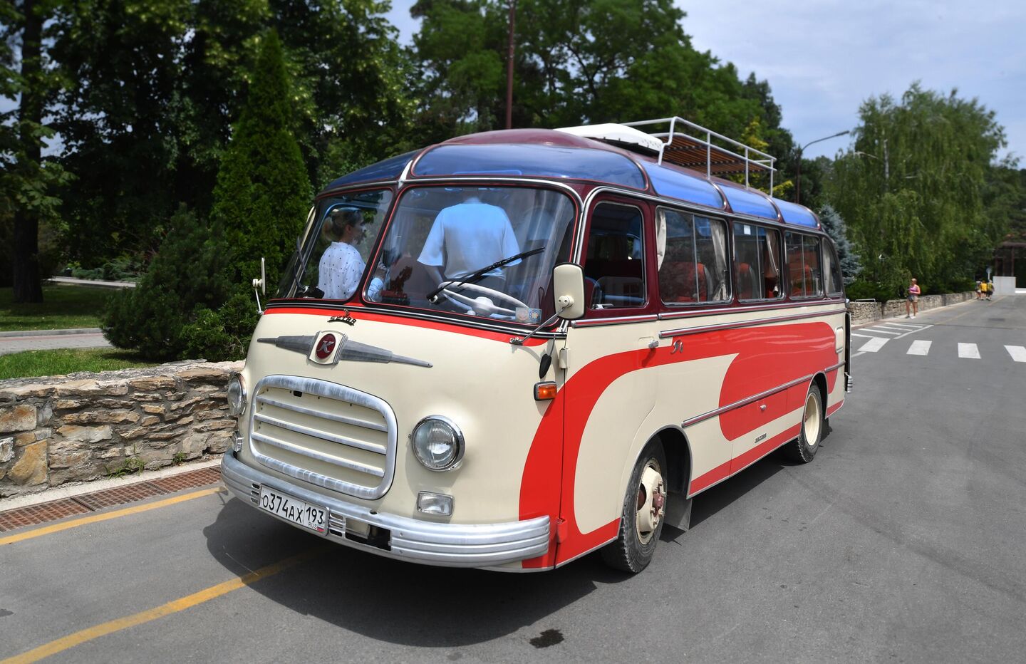 Ретро-автобус Setra едет по улице в селе Абрау-Дюрсо Ретро-автобус Setra едет по улице в селе Абрау-Дюрсо