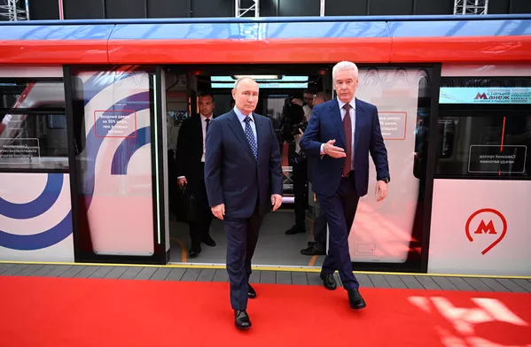 Президент РФ Владимир Путин и мэр Москвы Сергей Собянин перед началом церемонии запуска пассажирского движения по МЦД-3