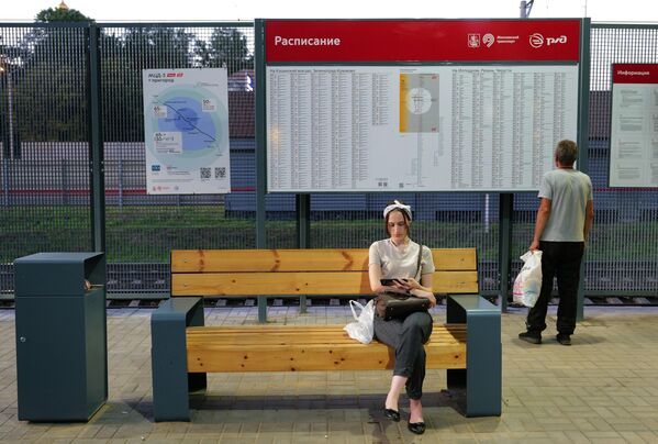 Девушка на платформе станции Вешняки третьего Московского центрального диаметра