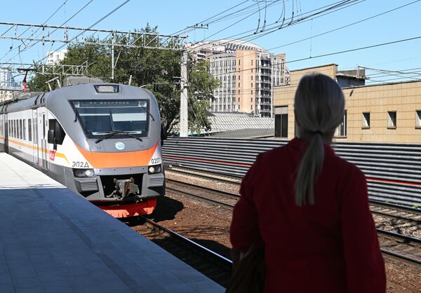 Поезд прибывает на станцию Вешняки третьего Московского центрального диаметра