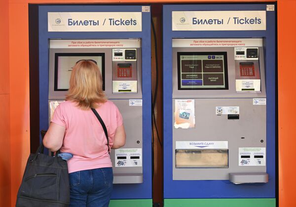 Женщина покупает билет на платформе станции Сортировочная третьего Московского центрального диаметра 