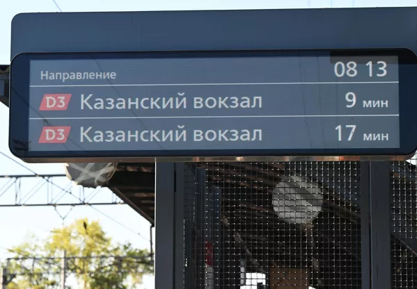 Электронное табло на платформе станции Сортировочная третьего Московского центрального диаметра