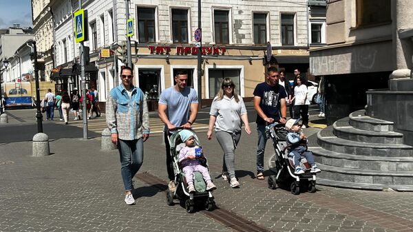 Пешеходы с детскими колясками на улице Баумана в Казани