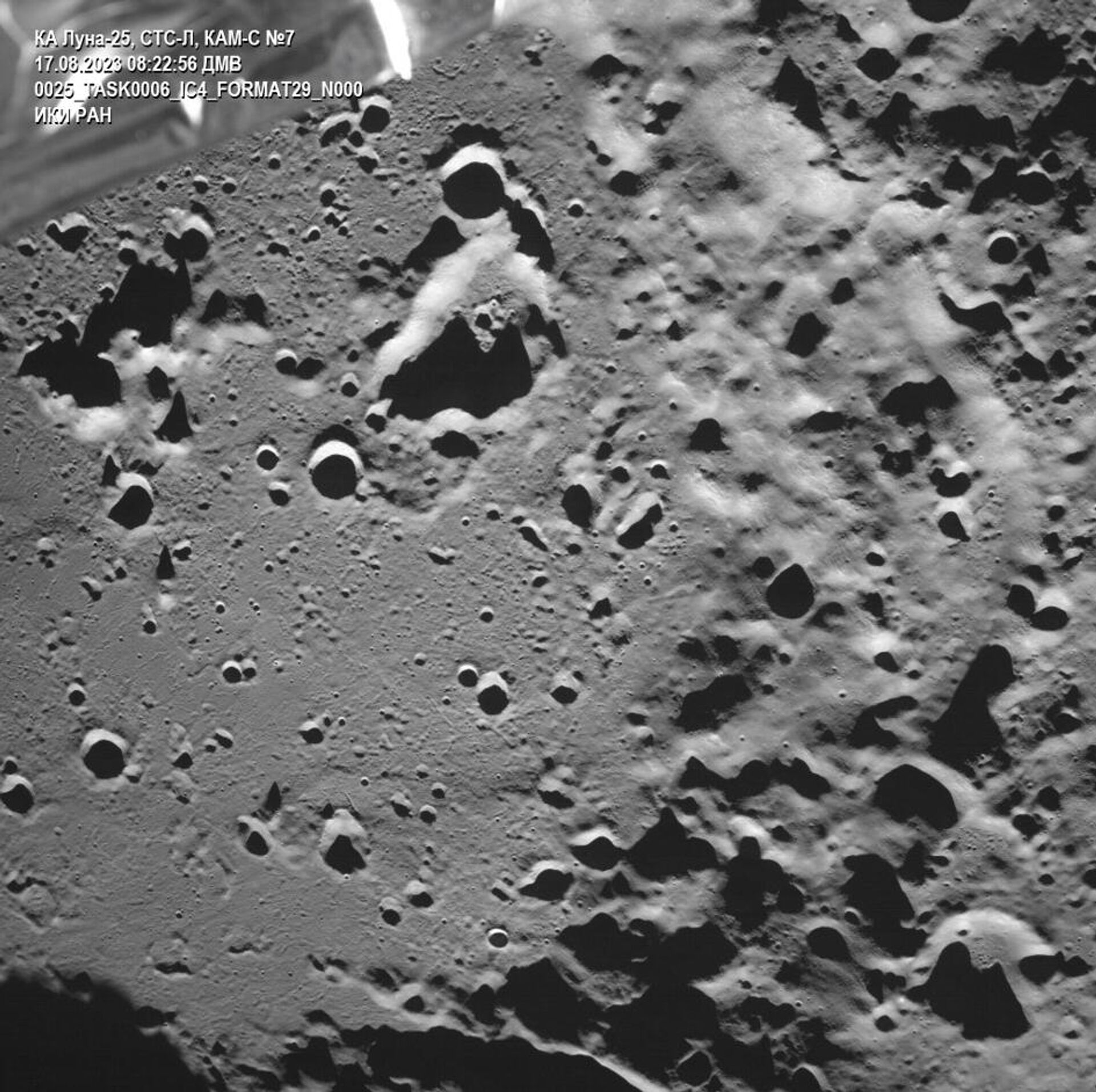 Первый снимок лунной поверхности станции Луна-25 - РИА Новости, 1920, 20.08.2023