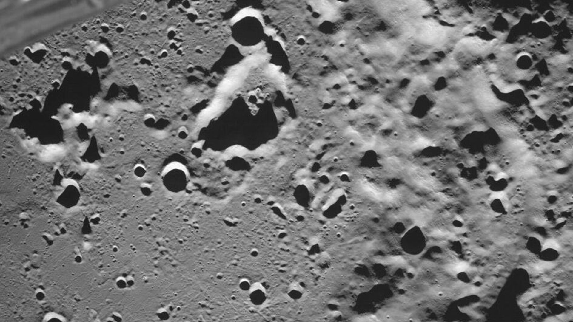 Первый снимок лунной поверхности станции Луна-25 - РИА Новости, 1920, 25.08.2023