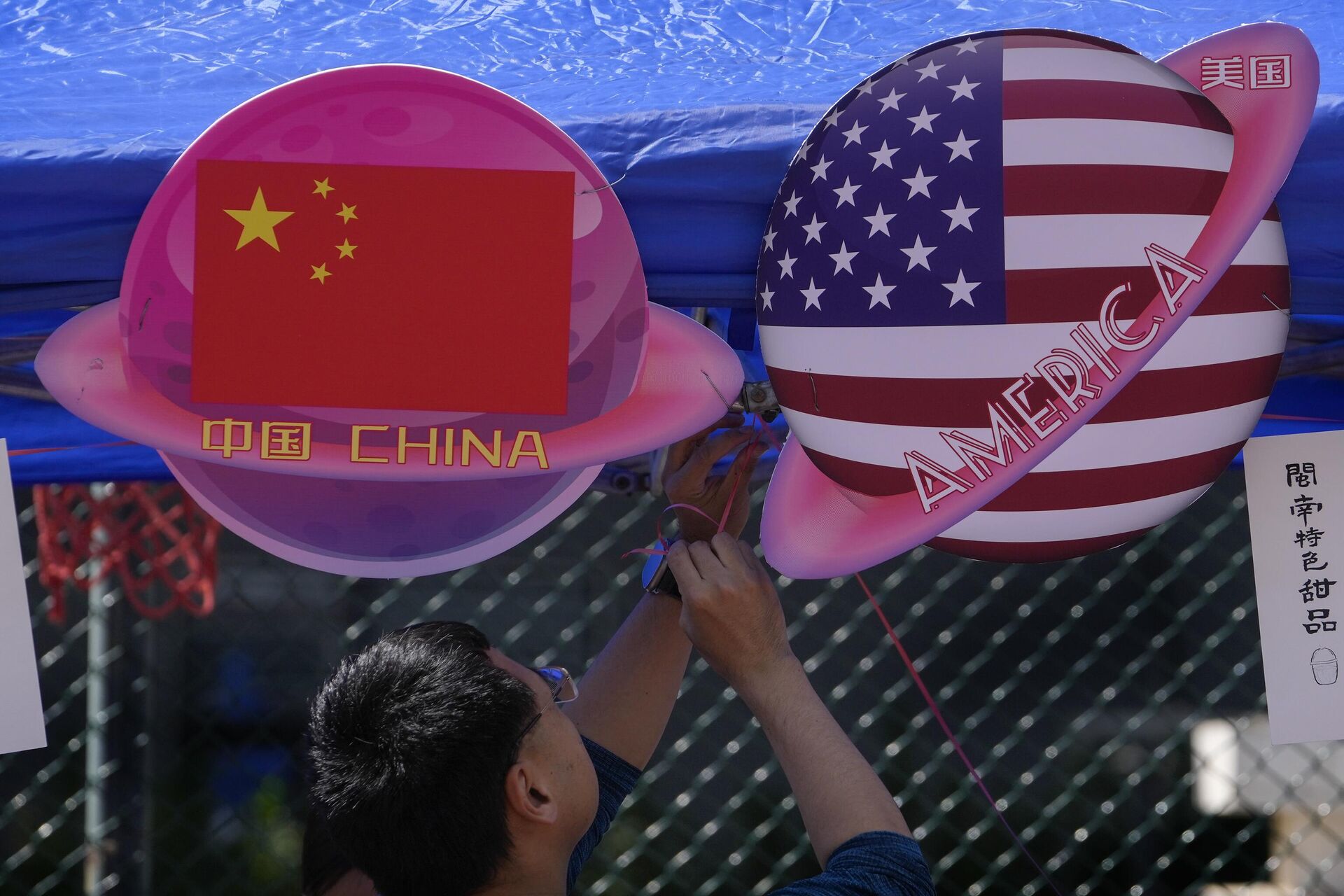 Киоск с изображением планет с китайским и американским флагами в Пекине - РИА Новости, 1920, 17.11.2023