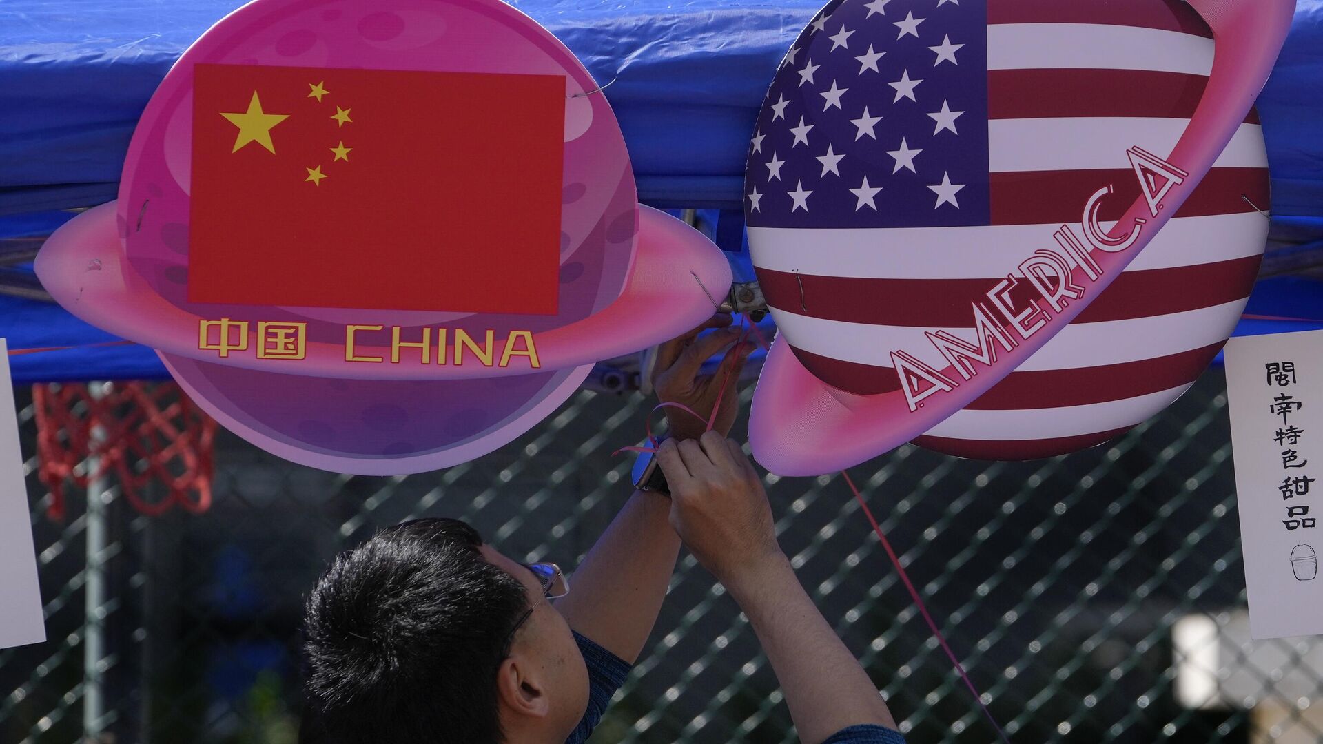Киоск с изображением планет с китайским и американским флагами в Пекине - РИА Новости, 1920, 18.06.2024