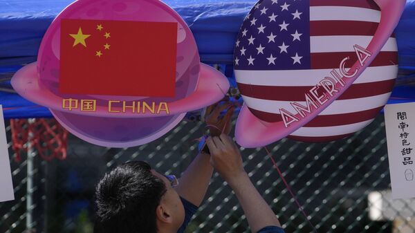 Киоск с изображением планет с китайским и американским флагами в Пекине