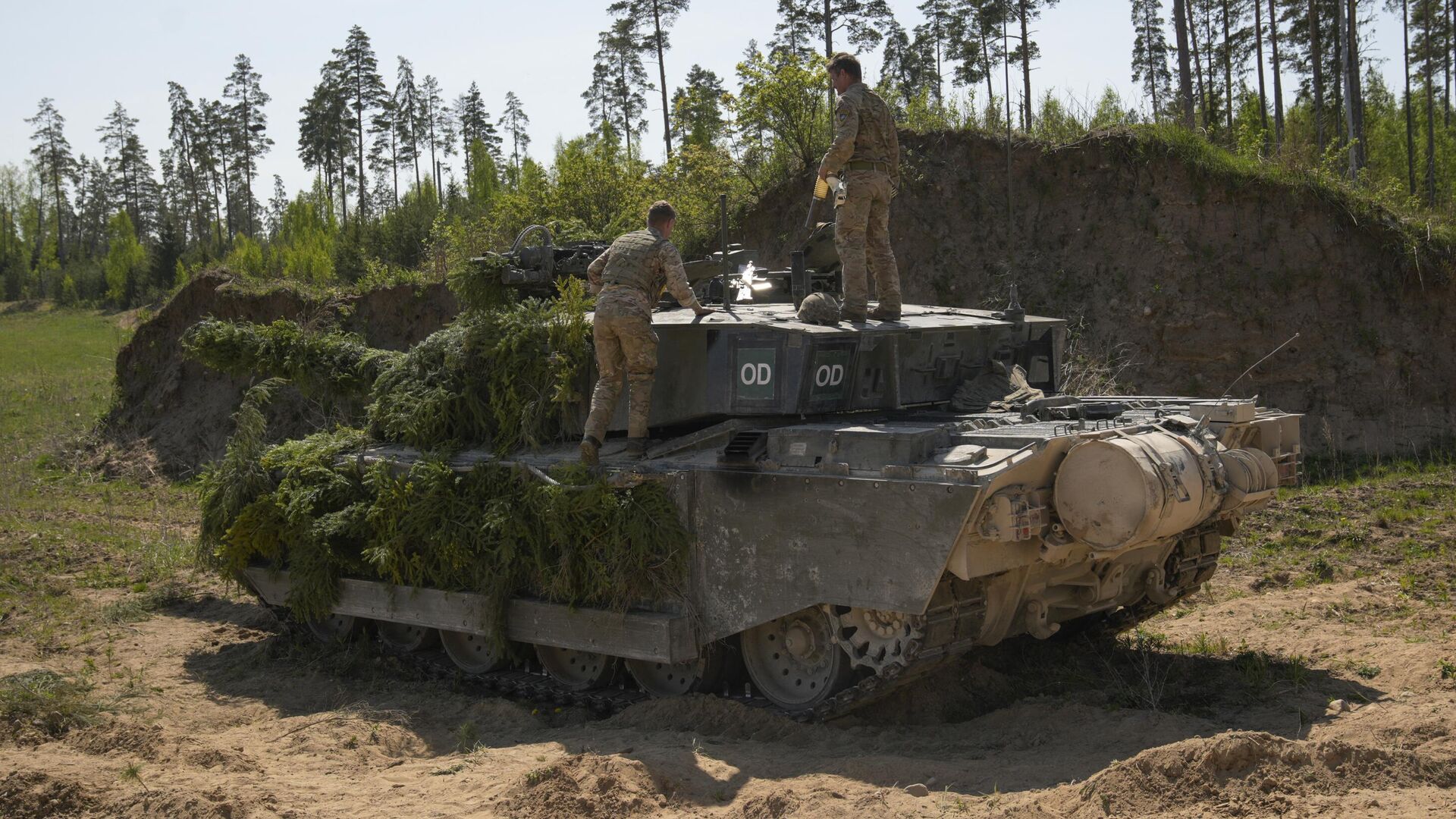 Военнослужащие британских Вооруженных сил стоят на танке Challenger 2 во время учений НАТО Весенний шторм в Сакуссааре, Эстония - РИА Новости, 1920, 18.08.2023