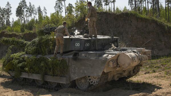 Военнослужащие британских Вооруженных сил стоят на танке Challenger 2 во время учений НАТО Весенний шторм в Сакуссааре, Эстония
