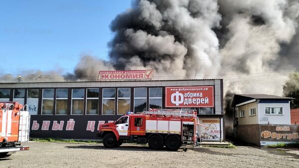 На месте пожара в гипермаркете Экономия в Усть-Илимске