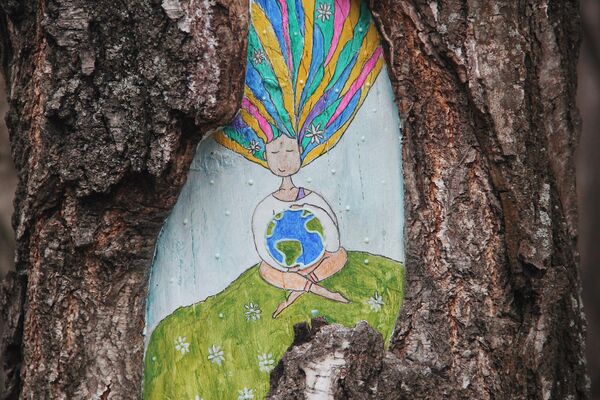 Рисунки на деревьях в рамках акции ПаркАрт