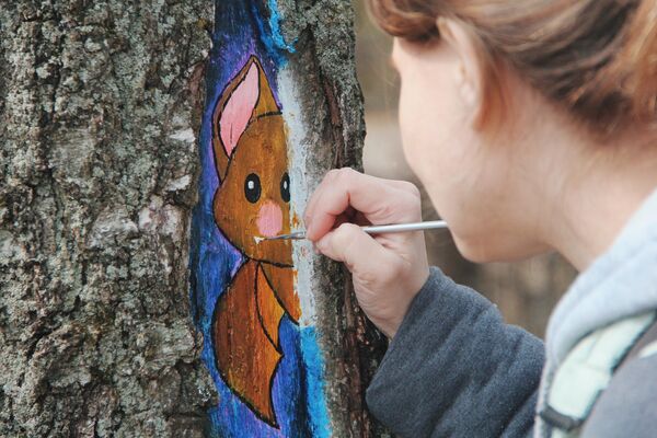 Рисунки на деревьях в рамках акции ПаркАрт