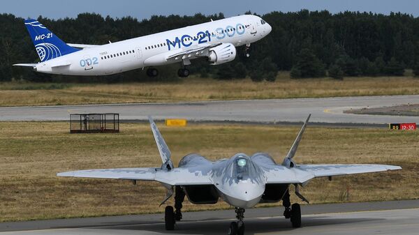 Многофункциональный истребитель пятого поколения Су-57 и пассажирский самолет МС-21-300 участвуют в летной программе Международного авиационно-космического салона МАКС