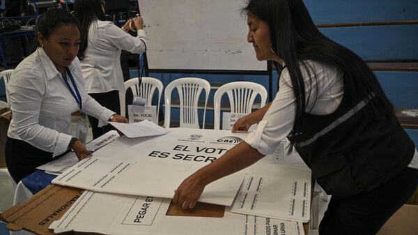 Сотрудники Национального избирательного совета во время подготовки к президентским выборам в Эквадоре