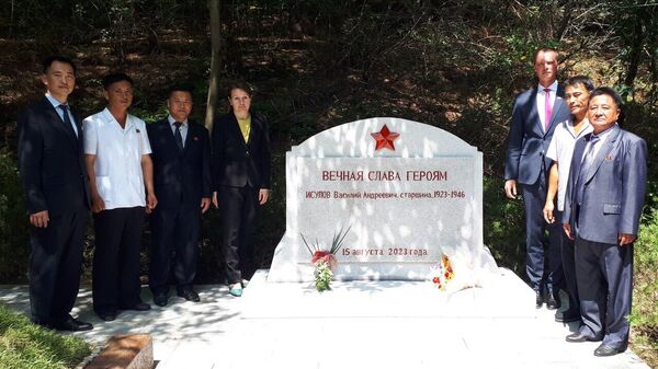 Мемориальная плита в честь четырех советских воинов, установленная в северокорейском уезде Ыйджу по случаю 78-й годовщины Освобождения Кореи