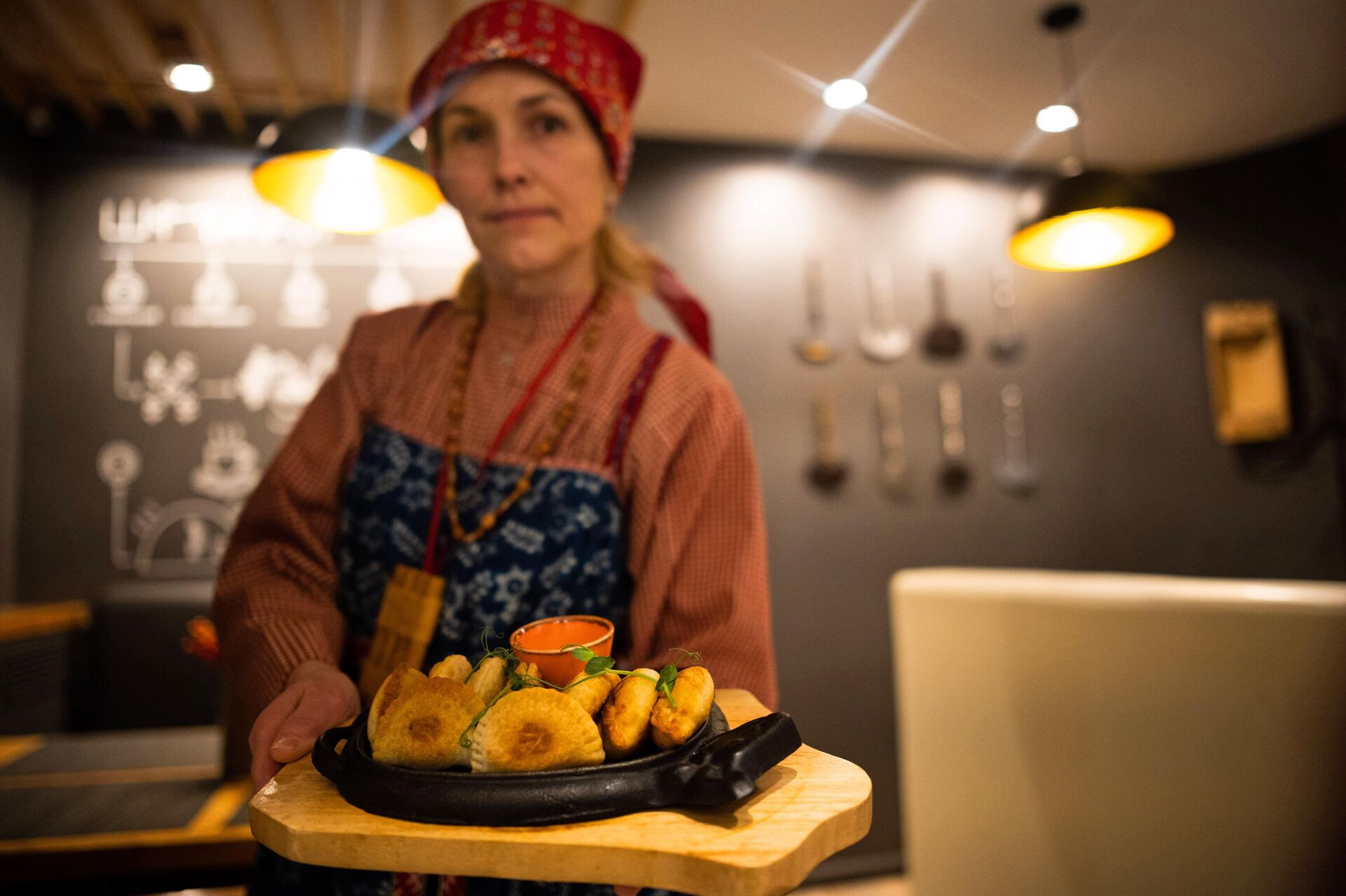 Экскурсовод демонстрирует посикунчики в кафе-музее Пермская кухня в Перми Экскурсовод демонстрирует посикунчики в кафе-музее Пермская кухня в Перми - РИА Новости, 1920, 04.04.2025